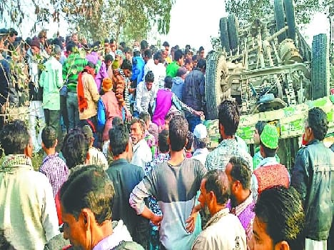 Bazpur-Rampur road fired at the private bus